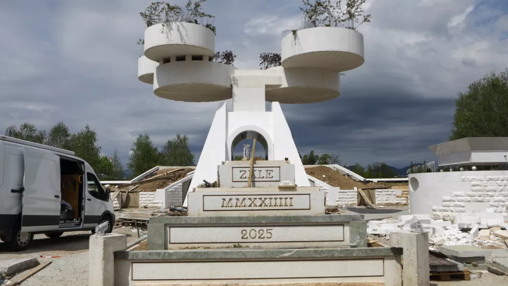 Letnica 2025 je na arhitekturnem delu zapisana tudi z rimsko &scaron;tevilko, pri čemer je avtor namesto znaka pet uporabil pet enic. Foto:&nbsp;Luka Cjuha