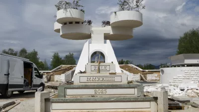 Letnica 2025 je na arhitekturnem delu zapisana tudi z rimsko &scaron;tevilko, pri čemer je avtor namesto znaka pet uporabil pet enic. Foto:&nbsp;Luka Cjuha