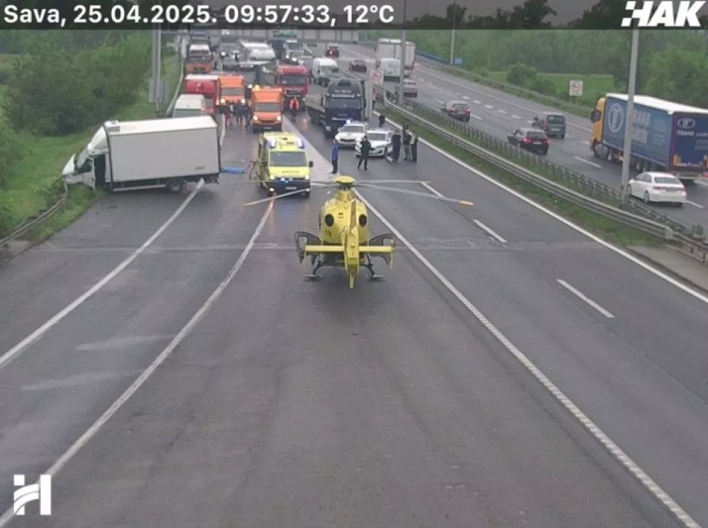 Na pomoč so poklicali tudi re&scaron;evalni helikopter. Vir: HAK, zajem zaslona