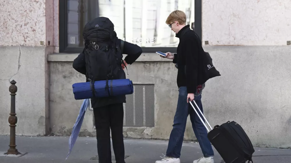 simbolična fotografijaairbnbkovčkibackpackerturizemturistipotovanje04.03.2025 turisti v LjubljaniFOTO: Nik Erik Neubauer