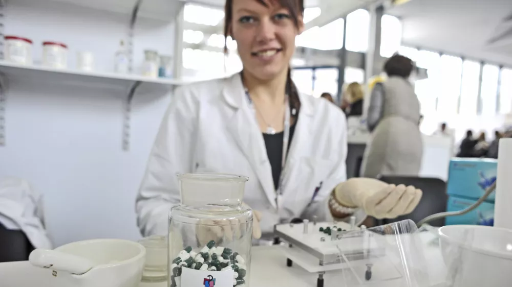 - ilustrativna fotografijaSrednja &scaron;ola za farmacijo, kozmetiko in zdravstvo, tehnik laboratorijske medicine, dijaki, poklic, poklicna &scaron;ola, farmacevtski tehnik, farmacija, srednje&scaron;olci- 5. Informativa 2013 - sejem izobraževanja, &scaron;tipendiranja in zaposlovanja v Sloveniji  //FOTO: Tomaž Zajel&scaron;nik