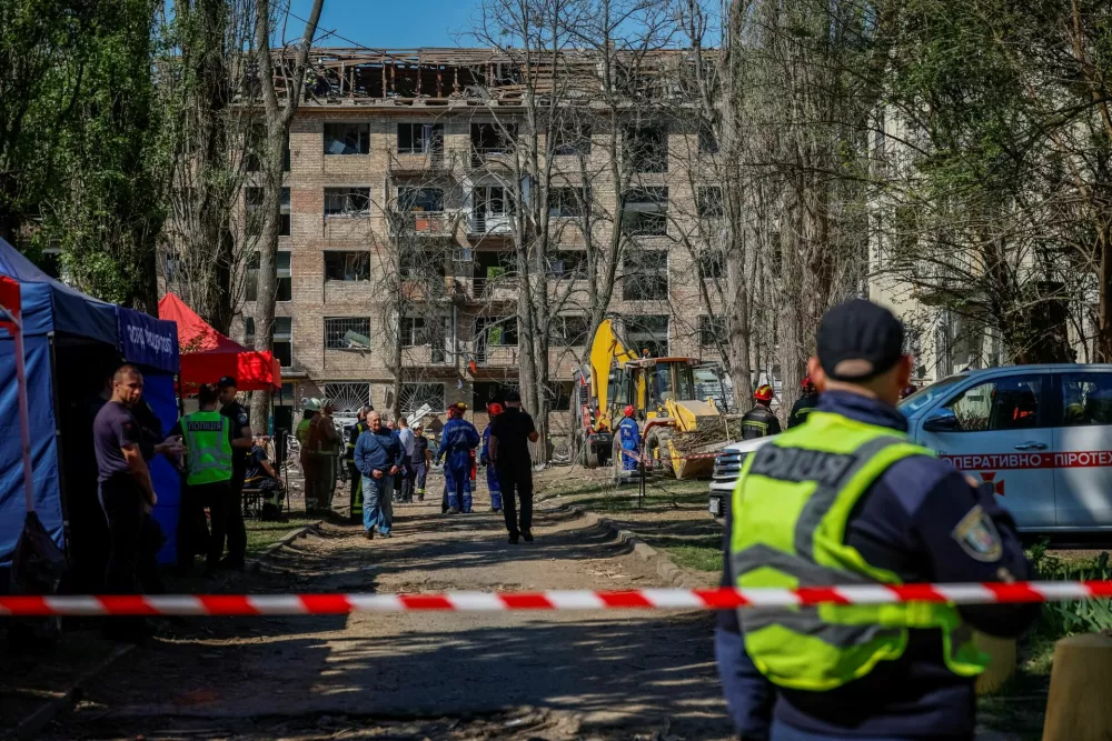 A general view shows the site of a Russian missile strike on a residential area where multiple children and adults were killed, amid Russia's attack on Ukraine, in Kyiv, Ukraine, April 25, 2025. REUTERS/Alina Smutko