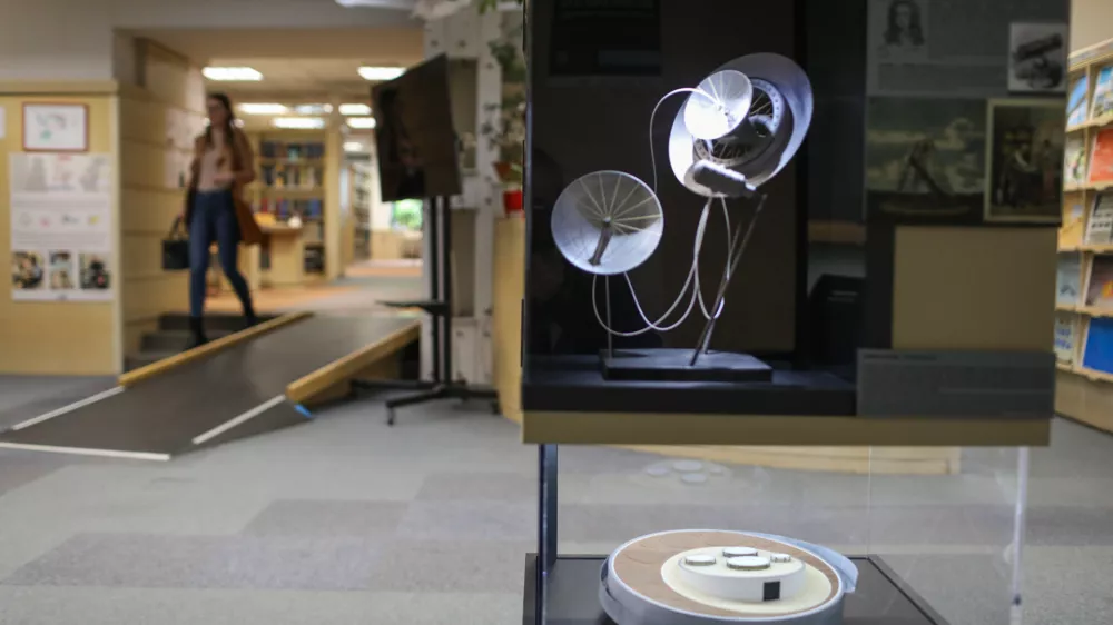 mikro muzej, posvečen pionirju vesoljske tehnologije Hermanu Potočniku Noordungu v Centralni tehnični knjižnici Univerze v Ljubljani. Gre za potujočo razstavo, ki obiskovalcem ponuja vpogled v njegovo življenje, delo ter vizijo prihodnosti vesoljskih raziskav. Foto: Bojan Velikonja 