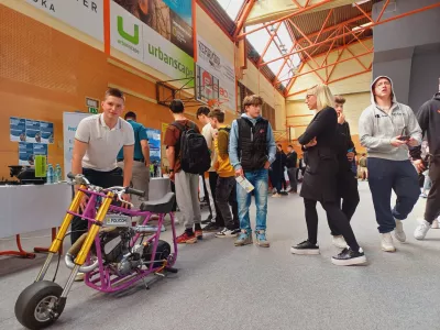 &Scaron;tudent &scaron;kofjelo&scaron;ke vi&scaron;je &scaron;ole za strojni&scaron;tvo Tim Stržinar iz Poljanske doline se je predstavil s svojim inovativnim izdelkom mini moto. Ob pomoči mentorjev podjetja Polycom ga je ustvarjal dve leti. Foto:&nbsp;Tina Jereb
