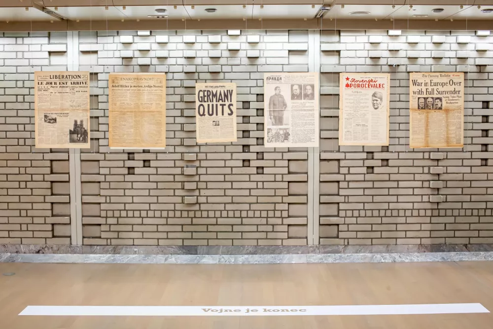 Razstava &Scaron;est let vojne, en dan osvoboditve. Obdobje 1939&ndash;1945 na časopisnih naslovnicah je na ogled v Prvem preddverju Cankarjevega doma. F Kristina Bursać