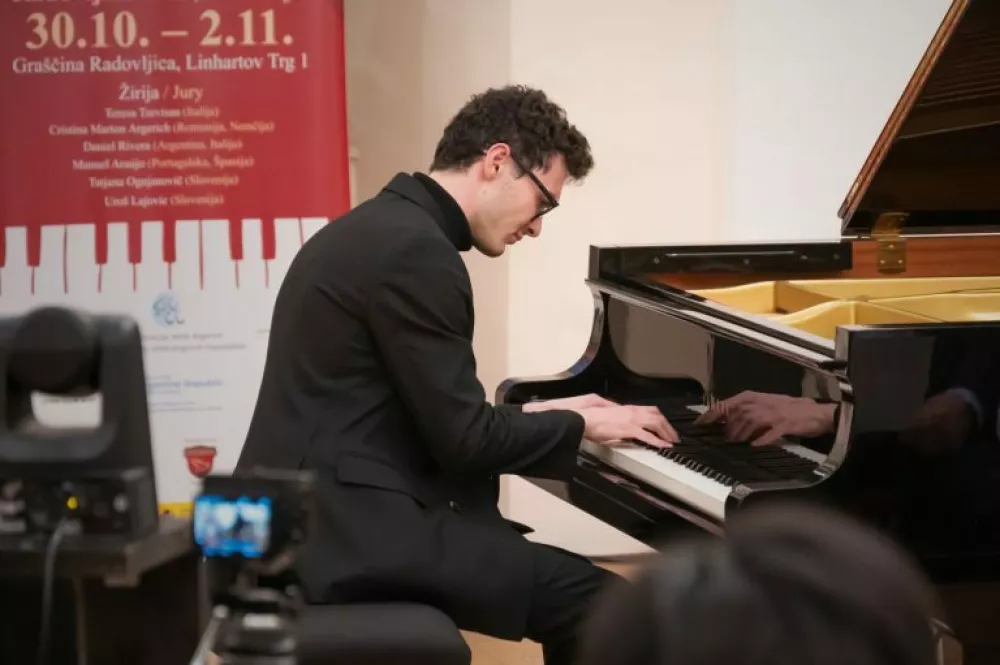 Nadarjeni tur&scaron;ki pianist Alaz Ikiz bo imel 1. maja ob 18. uri klavirski recital v Radovlji&scaron;ki gra&scaron;čini. F arhiv organizatorjev 