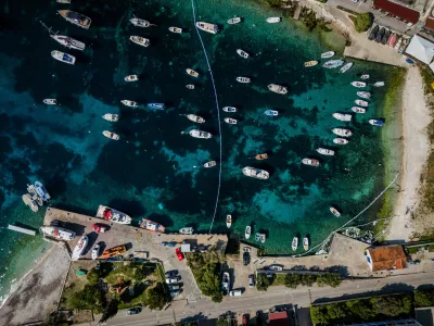 25.04. 2025., Hvar - Fotografija iz zraka oneciscenja mora na Hvaru. Tijekom jutra iz obliznje Inine pumpe iscurila je velika kolicina nafte u Kriznoj Luci na Hvaru. Photo: Zvonimir Barisin/PIXSELL