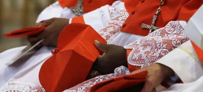 FILE - Cardinals hold the red three-cornered biretta hats before a consistory inside the St. Peter's Basilica at the Vatican, Saturday, Nov. 19, 2016. (AP Photo/Gregorio Borgia, File) / Foto: Gregorio Borgia