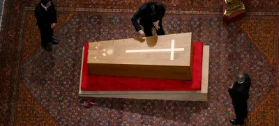 Casket of Pope Francis is being sealed, ahead of his funeral, at St. Peter's Basilica, at the Vatican, April 25, 2025. Vatican Media/Simone Risoluti/Handout via REUTERS  ATTENTION EDITORS - THIS IMAGE WAS PROVIDED BY A THIRD PARTY. / Foto: Simone Risoluti