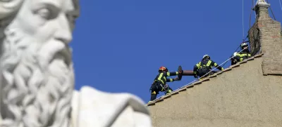 02 May 2025, Italy, Rome: Firefighters fix the chimney on the roof of the Sistine Chapel, where cardinals will gather to elect a new pope, at the Vatican. Photo: Alessia Giuliani/IPA via ZUMA Press/dpa / Foto: Alessia Giuliani