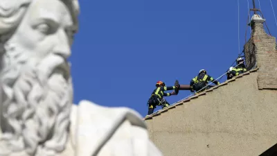 02 May 2025, Italy, Rome: Firefighters fix the chimney on the roof of the Sistine Chapel, where cardinals will gather to elect a new pope, at the Vatican. Photo: Alessia Giuliani/IPA via ZUMA Press/dpa / Foto: Alessia Giuliani