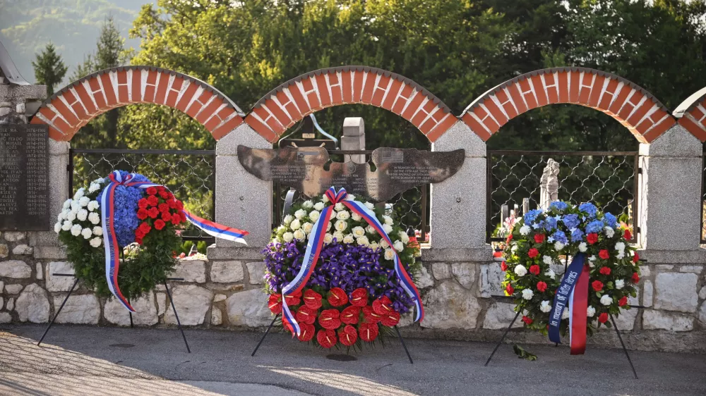 Polzela, Andraz nad Polzelo.Dan slovensko-ameriskega prijateljstva.Tradicionalna slovesnost Dan slovensko-ameriskega prijateljstva ob obletnici strmoglavljenja ameriskega bombnika B-17 pa bo tudi polozil venec k spominski plosci v spomin osmim clanom posadke, ki so ob tem izgubili zivljenje.