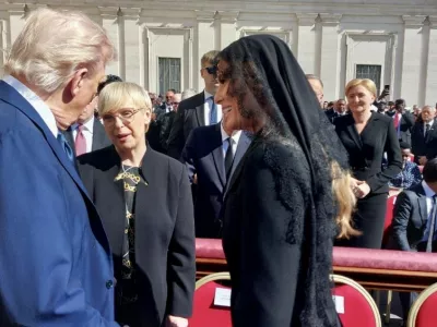 Vatikan.Pogreb papeza Franciska.Predsednica republike Natasa Pirc Musar v pogovoru z ameriskim predsednikom Donaldom Trumpom in soprogo Melanio Trump.Foto: UPRS