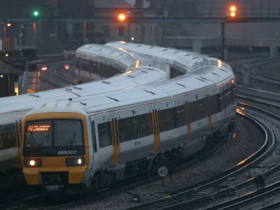 Trains travel to and from Victoria station in central London March 19, 2010. Britain's rail signal workers have voted to strike in a row over jobs and changes to working practices, their union said on Friday, raising the threat of a first national rail strike in 16 years. Any action would disrupt hundreds of thousands of passengers and be a headache for Prime Minister Gordon Brown, who already faces a walkout by British Airways staff with an election only weeks away. REUTERS/Andrew Winning (BRITAIN - Tags: EMPLOYMENT BUSINESS POLITICS TRANSPORT) - RTR2BU19