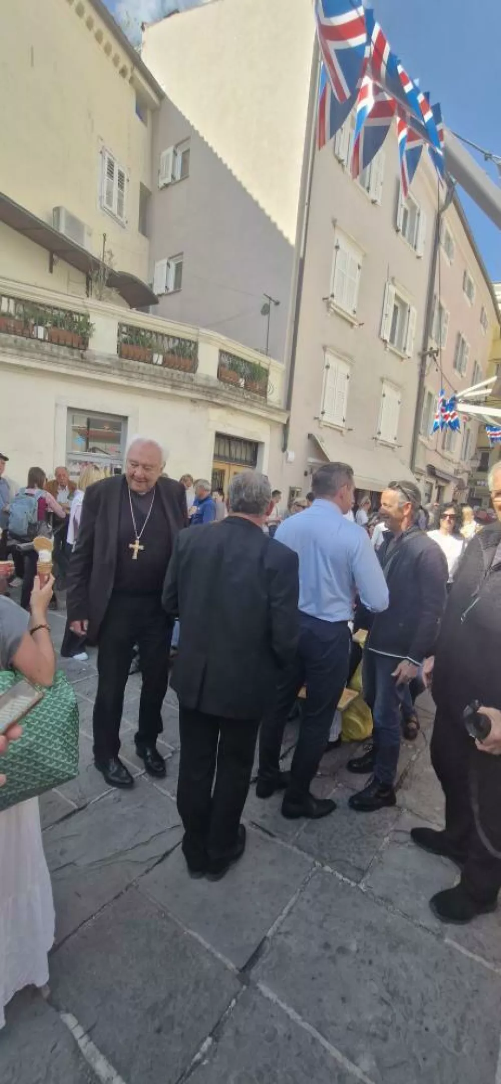 Dogajanje na Zelenjavnem trgu si je ogledal tudi Jurij Bizjak, koprski &scaron;kof. Foto: Tina Kresnik