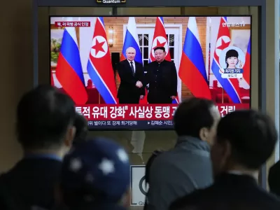 A TV screen shows a file image of North Korean leader Kim Jong Un, right, and Russian President Vladimir Putin in Pyongyang, during a news program at the Seoul Railway Station in Seoul, South Korea, Monday, April 28, 2025.(AP Photo/Ahn Young-joon)