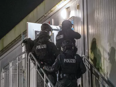 02 January 2025, Hamburg: Police officers break into a refugee shelter in the Neuenfelde district of Hamburg, where a brawl broke out there. According to current information, three people were injured. Photo: Ren&eacute; Schr&ouml;der/NEWS5/dpa