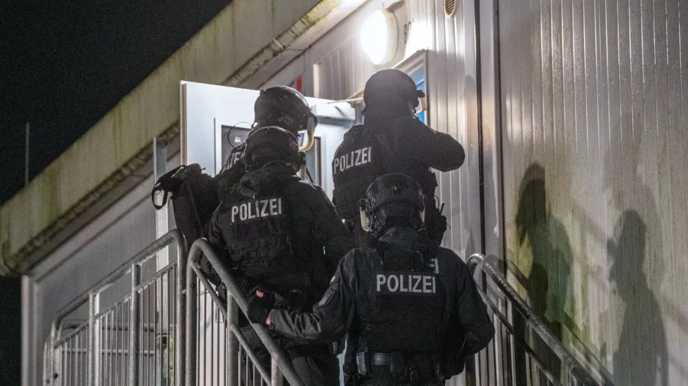 02 January 2025, Hamburg: Police officers break into a refugee shelter in the Neuenfelde district of Hamburg, where a brawl broke out there. According to current information, three people were injured. Photo: Ren&eacute; Schr&ouml;der/NEWS5/dpa