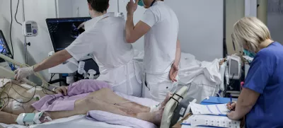 - simbolična fotografija - zdravstvo, zdravnik, medicinska sestra, medicinsko osebje, pacient, bolnica, bolnišnica- 12.03.2025 - ministrica za zdravje Valentina Prevolnik Rupel si je na delovnem obisku v Univerzitetnem kliničnem centru (UKC) ogledala tekoče investicije//FOTO: Jaka Gasar