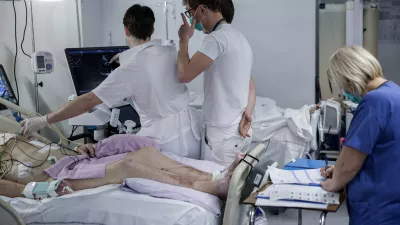 - simbolična fotografija - zdravstvo, zdravnik, medicinska sestra, medicinsko osebje, pacient, bolnica, bolni&scaron;nica- 12.03.2025 - ministrica za zdravje Valentina Prevolnik Rupel si je na delovnem obisku v Univerzitetnem kliničnem centru (UKC) ogledala tekoče investicije//FOTO: Jaka Gasar