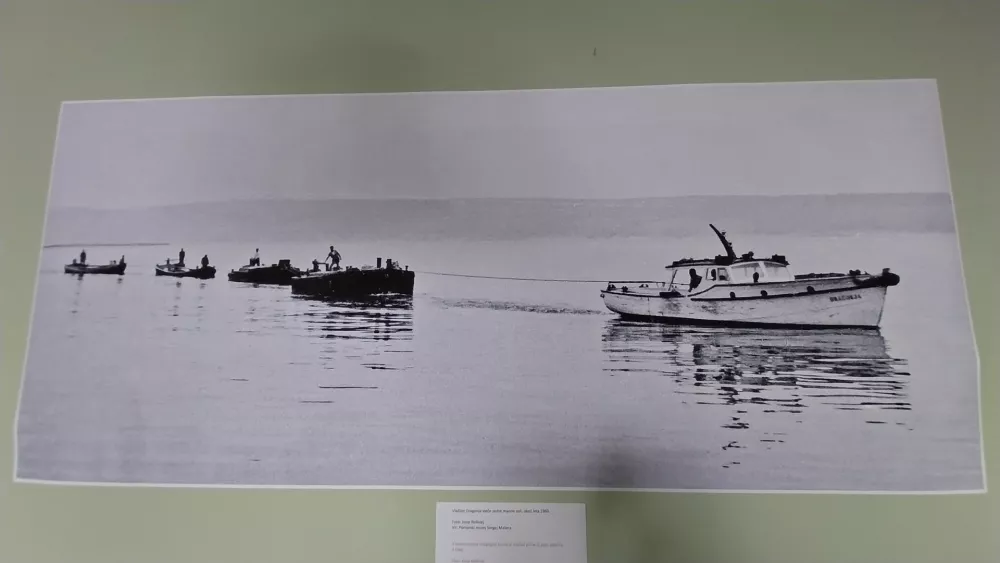 Fotografija vlačilca Dragonja, na katerega so navezali več maon in jih kot račke vlekli iz solin do skladi&scaron;ča. Foto: arhiv razstavljalca