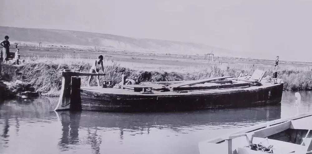 Maone so v kanalih premikali s pomočjo vrvi. Foto: arhiv razstavljalca