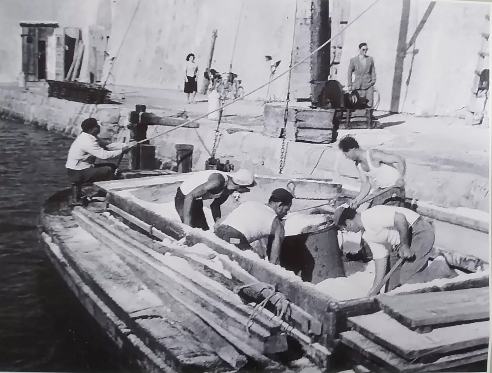 Gara&scaron;ko delo raztovarjanja maone pred skladi&scaron;čem. Foto: arhiv razstavljalca