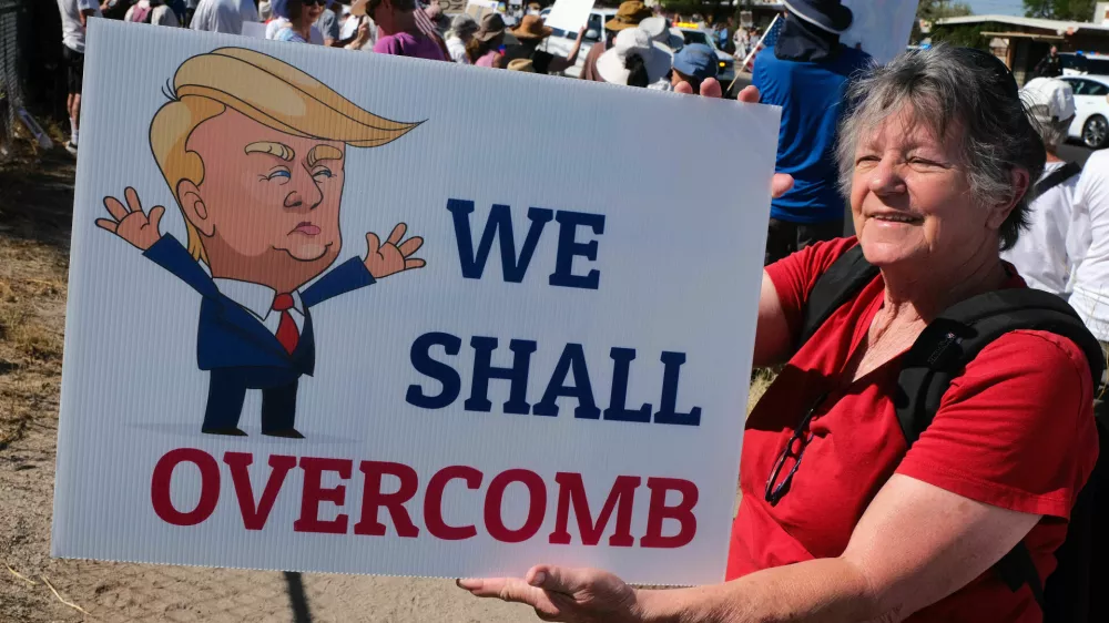 26 April 2025, US, Tucson: A woman holds a placard outside the Social Security Administration office in Tucson during a demonstration against possible cuts to the Social Security program in order the save money for US President Donald Trump's proposed tax cuts. Photo: Christopher Brown/ZUMA Press Wire/dpa