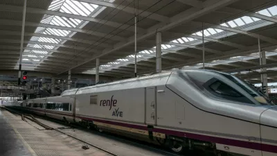 T00AJJ MADRID, SPAIN - MARCH 11, 2019: high-speed AVE trains at Puerta de Atocha station in MadridFoto: Reuters/Alamy
