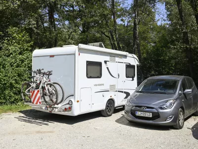 - Večna pot - pe&scaron;čeno parkiri&scaron;če med živalskim vrtom in Biotehni&scaron;ko fakulteto- 09.08.2022 - Prenočevanje avtodomarjev v Ljubljani &ndash; postajali&scaron;če za avtodome (PZA) - avtodom - turisti - //FOTO: Nik Erik Neubauer