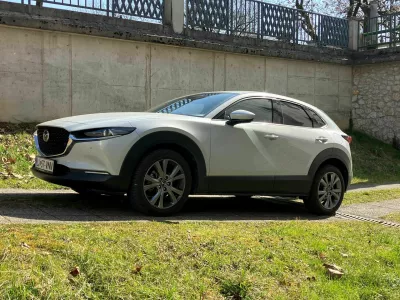 Mazda CX-30 izraževa &scaron;portnost, hkrati pa ne skriva, da je &scaron;portni terenec. Zmogljivosti so zgledne, serijska oprema pa bogata. Foto:&nbsp;Matej &Scaron;takul