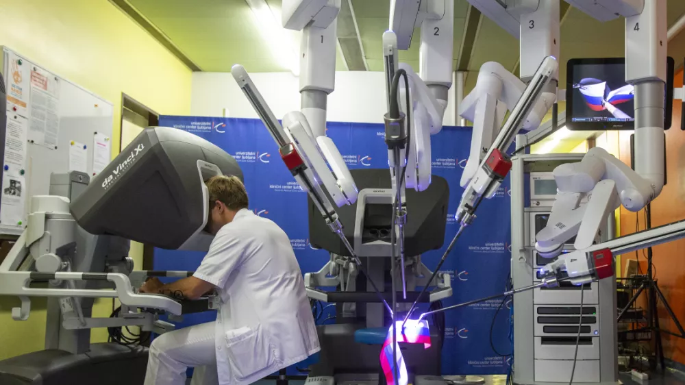 Robotska kirurgija (na fotografiji je oprema v UKC Ljubljana) se bo glede na trenutne napovedi &scaron;irila, podrobnosti prihajajočih nakupov pa &scaron;e niso znane. Foto: Matjaž Ru&scaron;t
