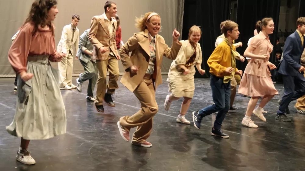 Inkluzivna plesna predstava V hi&scaron;i 3in3 se godi sto stvari, CIRIUS Vipava, ple&scaron;ejo otroci in mladostniki s posebnimi potrebami in profesionalni plesalci. avtorici predstave Katja Bucik in Tja&scaron;a Bucik / Foto: Nata&scaron;a Bucik Ozebek