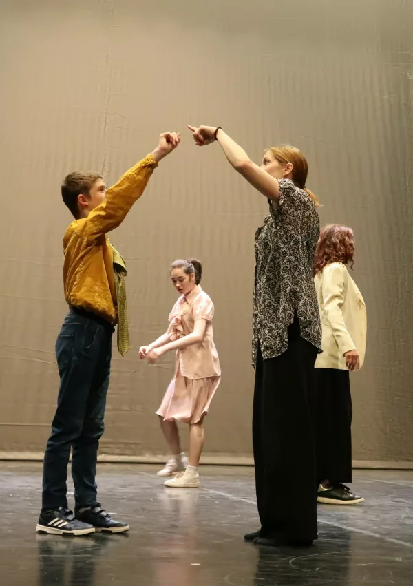 Inkluzivna plesna predstava V hi&scaron;i 3in3 se godi sto stvari, CIRIUS Vipava, ple&scaron;ejo otroci in mladostniki s posebnimi potrebami in profesionalni plesalci. avtorici predstave Katja Bucik in Tja&scaron;a Bucik / Foto: Nata&scaron;a Bucik Ozebek