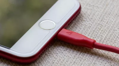 Polnjenje telefona. Simbolična.