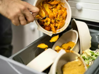 Throwing Away Leftover Food In Trash Or Garbage Dustbin / Foto: Andreypopov