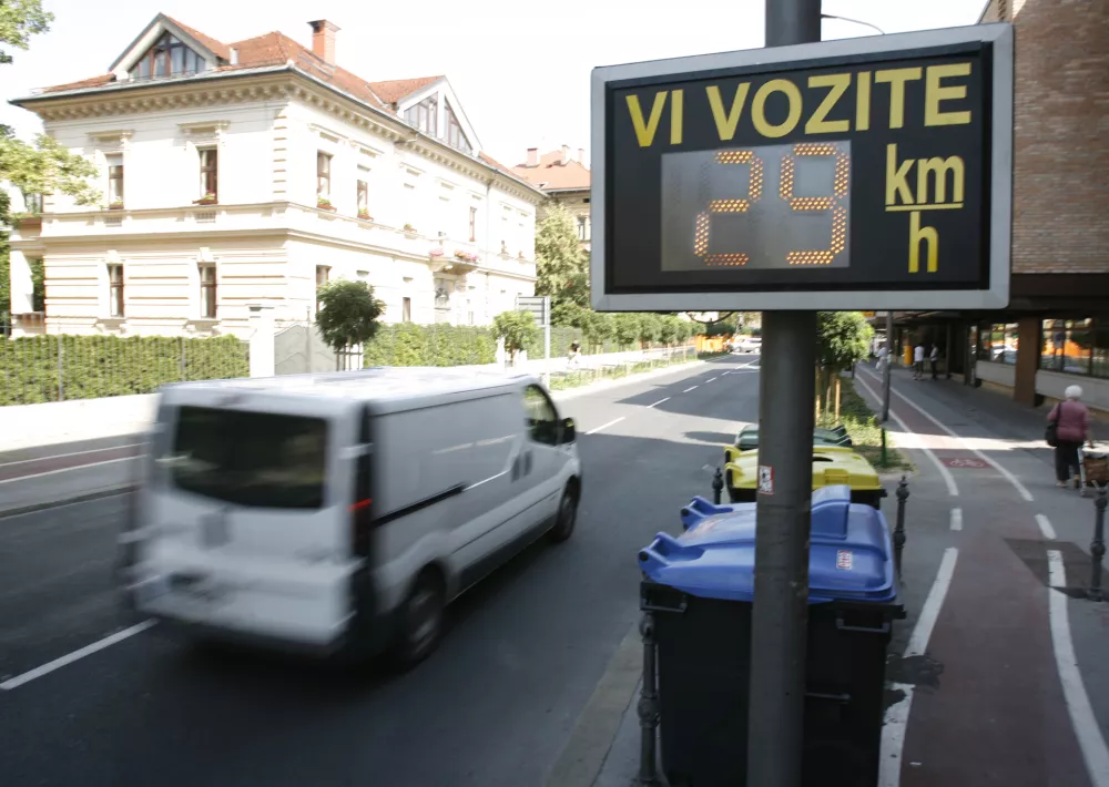 - preventivno merjenje hitrosti - Resljeva ulica,- DIGISPEED 8 RS sistem preventivnega merjenja hitrosti vozil v cestnem prometu, izmerjeno hitrost prikaže na informativnem prikazovalniku (display-u), ki prikazuje va&scaron;o hitrost s pomočjo pasivnih elektromagnetnih točk, ki so opremljene tudi z LED osvetlitvijo/FOTO: Matej Pov&scaron;eOPOMBA: ZA OBJAVO V ČASOPISU DNEVNIK