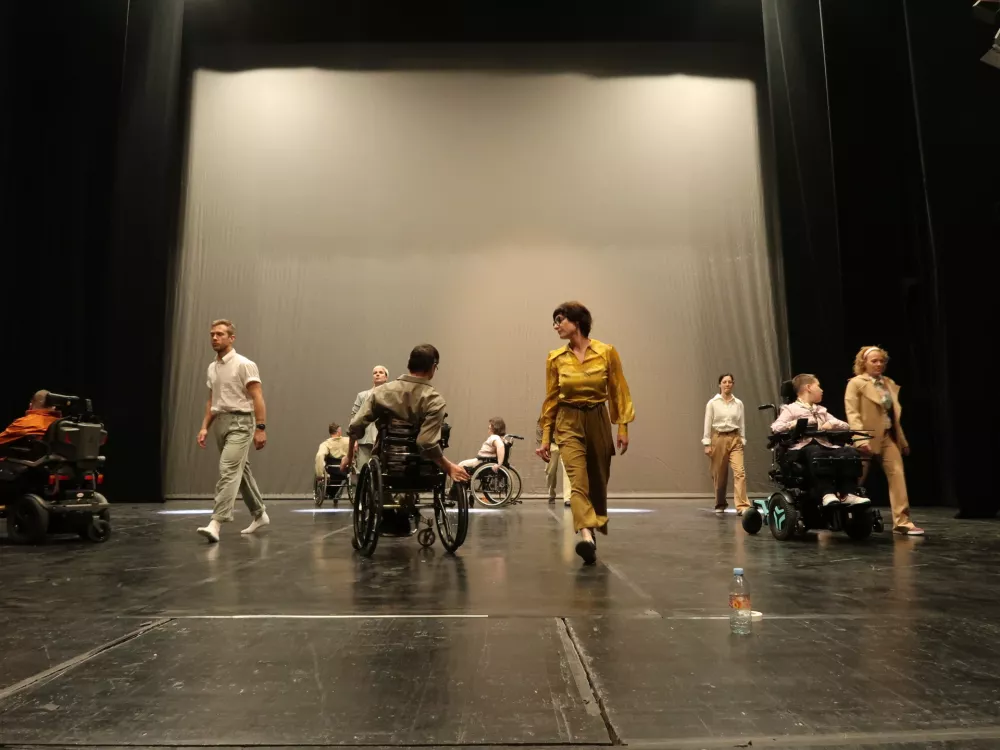 Inkluzivna plesna predstava V hi&scaron;i 3in3 se godi sto stvari, CIRIUS Vipava, ple&scaron;ejo otroci in mladostniki s posebnimi potrebami in profesionalni plesalci. avtorici predstave Katja Bucik in Tja&scaron;a Bucik / Foto: Nata&scaron;a Bucik Ozebek