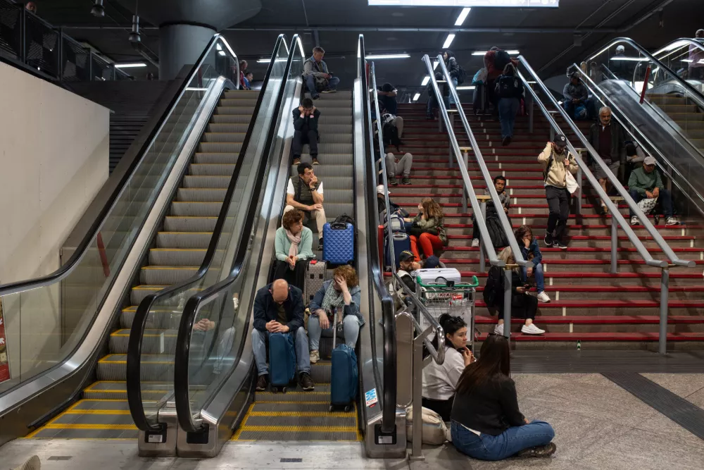 28 April 2025, Spain, Madrid: People take shelter at Atocha train station, where they will spend the night after the electrical blackout. Power started returning to parts of the Iberian peninsula late on Monday after a huge outage brought most of Spain and Portugal to a standstill, grounding planes, halting public transport, and forcing hospitals to suspend routine operations. Photo: Alejandro Mart&iacute;nez V&eacute;lez/EUROPA PRESS/dpa