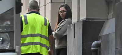 Erin Patterson pred sodiščem v majhnem kraju nedaleč od Melbourna Foto: Reuters