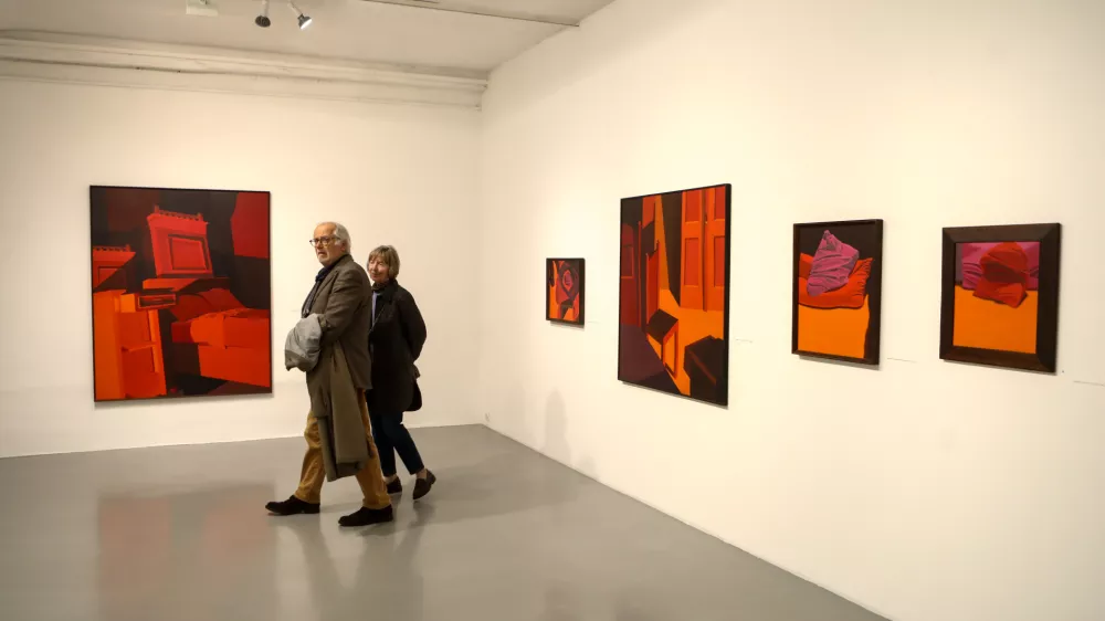 V galeriji Equrna so na ogled &scaron;e nikoli razstavljene slike Metke Kra&scaron;ovec in njenega rdečega obdobja. Foto: Luka Cjuha