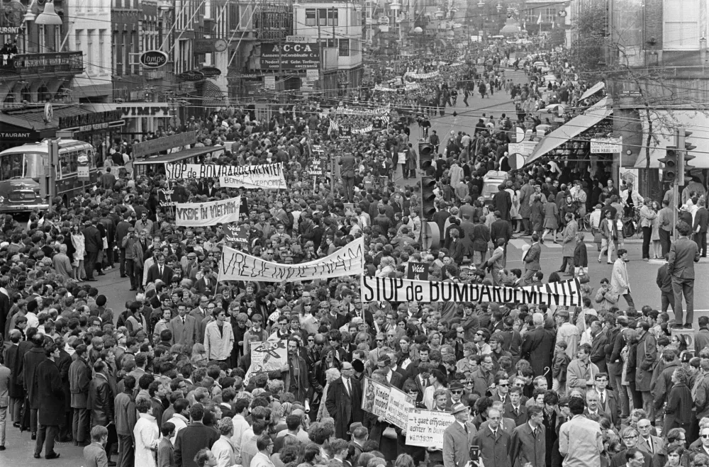 Anefo photo collection. Vietnam demonstration, the kilometers long procession pulls over the dam. May 20, 1967. Amsterdam, Noord-Holland Copyright: xpiemagsx pienatarchpart316092021-14659 ACHTUNG AUFNAHMEDATUM GESCH?TZTNo Use Switzerland. No Use Germany. No Use Japan. No Use Austria