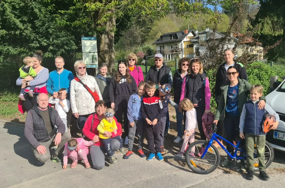 Čistilne akcije se vsako leto udeležuje več mladih in najmlaj&scaron;ih prebivalcev Rožne doline. / Foto: Miro Rejc