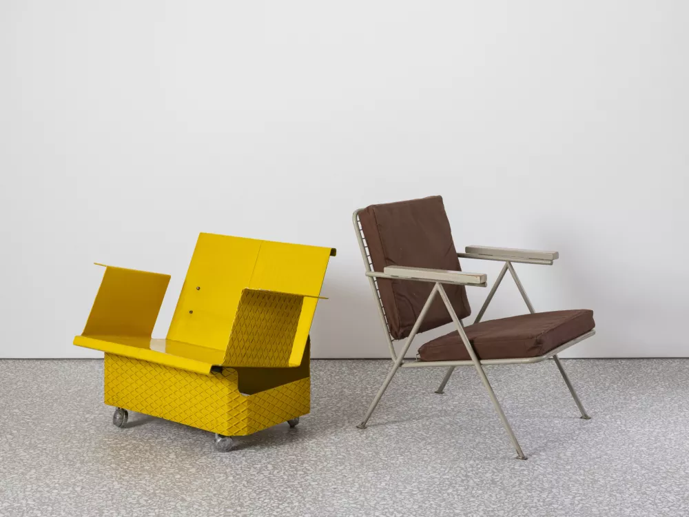 Stoli Gerrita Reitvelda so na razstavi postavljeni v dialogu z drugimi stoli, denimo s kovinskim stolom Otona Jugovca (na fotografiji). Foto: Jaka Babnik