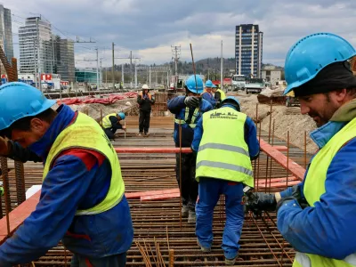 Največ kr&scaron;itev delovne zakonodaje je bilo tudi lani v gradbeni&scaron;tvu, sledita gostinstvo in predelovalna dejavnost. Foto: Jaka Gasar