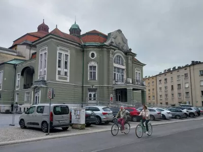 Avtomobili pe&scaron;cem onemogočijo normalni prehod. Foto:&nbsp;Vanja Brkić