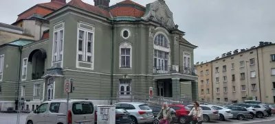 Avtomobili pešcem onemogočijo normalni prehod. Foto: Vanja Brkić