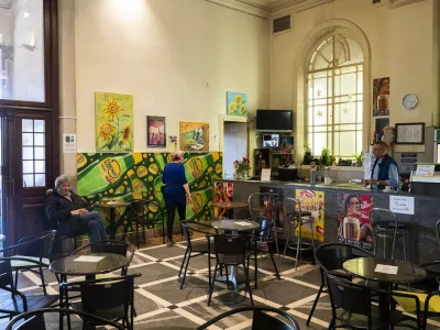 Z gradnjo nove železni&scaron;ke postaje bodo v kratkem zaprli Podhod bar v avli. Lokal, ki je sicer z drugo podobo in vzdu&scaron;jem bil v sedanjem času nekak&scaron;en odmev, če ne vsaj fizično obeležje nekdanjega dogajanja. Foto: Nik Erik Neubauer