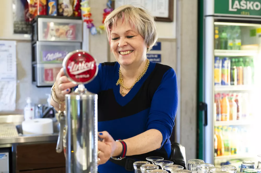 Anica Skok je bila od leta 1987 vodja kuhinje v nekdanji kolodvorski restavraciji, nato pa od leta 2001 najemnica Prehod bara v pritličju železni&scaron;ke postaje.&nbsp;Foto: Nik Erik Neubauer