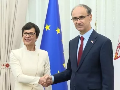 Komisarka za &scaron;iritev Marta Kos in premier Srbije Đuro Macut. 
